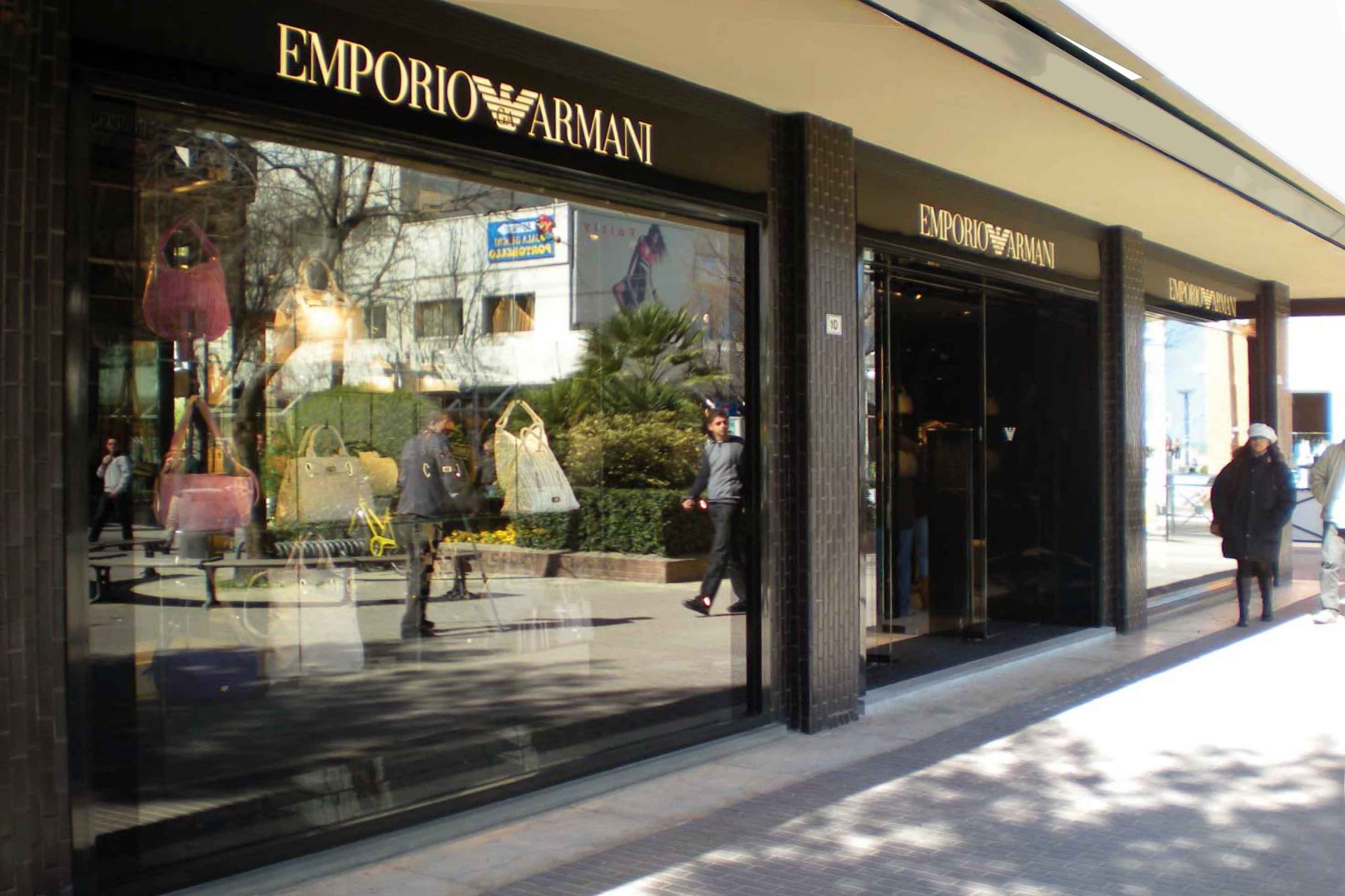 Vetrine display Emporio Armani Riccione interior
